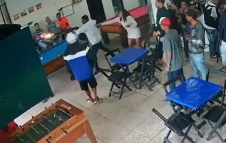 Homem é morto com tiro de escopeta na cabeça dentro de bar lotado em Neves