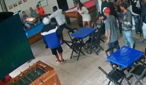 Homem é morto com tiro de escopeta na cabeça dentro de bar lotado em Neves