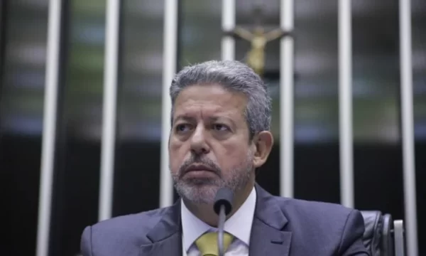 Lira vai ao STF para Câmara decidir sobre cassação em casos como o de Silveira