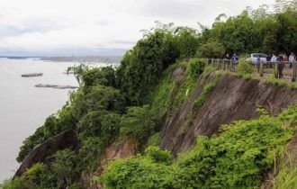 Manaus:  Prefeitura proíbe acesso a Mirante Encontro das Águas após  erosão