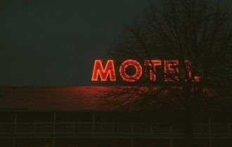 Menino de 7 anos é flagrado em motel com a mãe e mais 3 pessoas