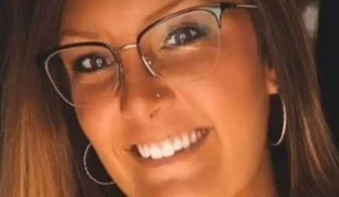 Mulher flagra namorado com outra e deita ao lado deles para dormir