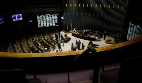 Na calada da noite, Câmara aprova anistia a partidos que descumprem verba a mulheres e negros