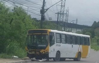 Ônibus fica destruído ao colidir com rota de empresa em avenida de Manaus