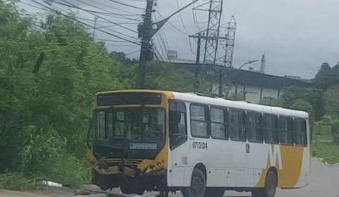Ônibus fica destruído ao colidir com rota de empresa em avenida de Manaus