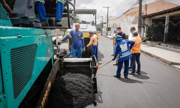 Prefeitura de Manaus trabalha na recomposição asfáltica de grandes avenidas