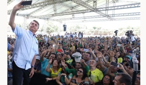 Presidente participa de entrega de títulos de regularização fundiária