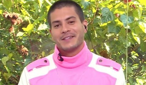 Roupa de Arthur Aguiar no ‘Mais Você’ chama atenção: ‘Power Ranger?’