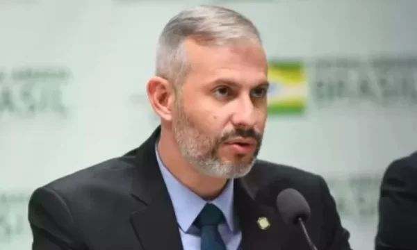 Senador adia depoimento de ministro da Educação para depois do feriado