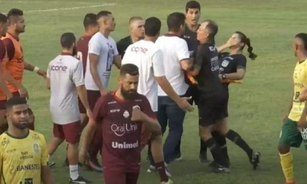 Técnico dá cabeçada em mulher durante jogo do Campeonato Capixaba