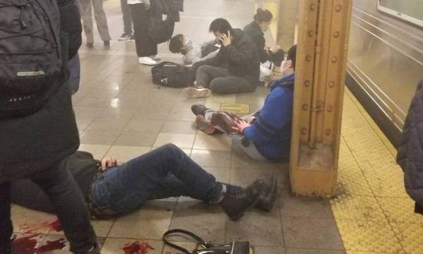 Tiroteio no metrô de Nova York deixa várias pessoas feridas