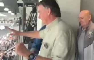 Torcida xinga Bolsonaro em estádio do Santos; alguns exaltam