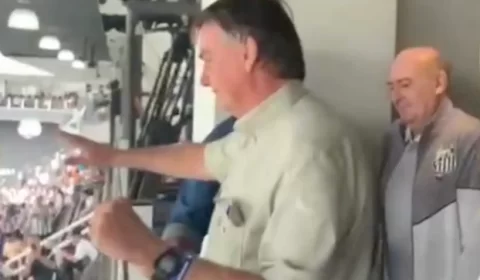 Torcida xinga Bolsonaro em estádio do Santos; alguns exaltam