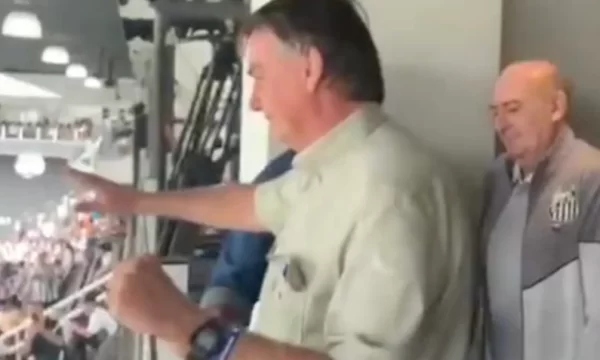 Torcida xinga Bolsonaro em estádio do Santos; alguns exaltam