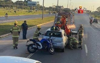 Veja Vídeo: Acidente no trânsito deixa motociclista em cima de carro