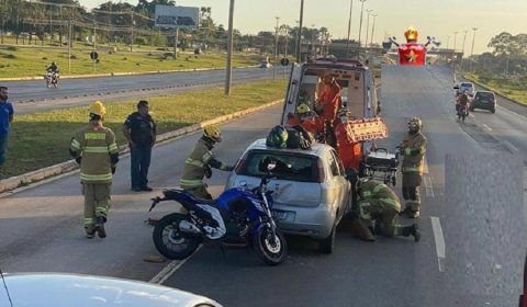 Veja Vídeo: Acidente no trânsito deixa motociclista em cima de carro