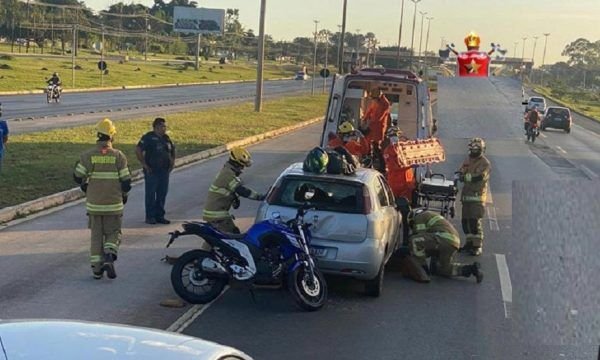 Veja Vídeo: Acidente no trânsito deixa motociclista em cima de carro