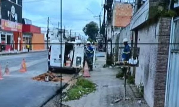 Vereador fala que Águas de Manaus causa prejuízos para cidade ao furar rua recém reformada