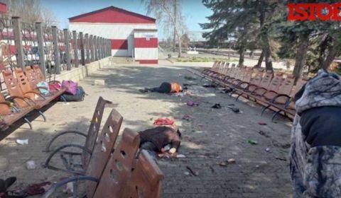 Vídeo: Ataque a estação de trem deixa dezenas de mortos e um rastro de destruição