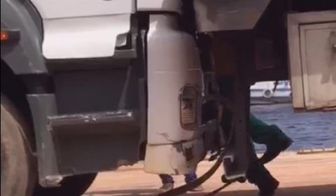 Vídeo: homem é esmagado por carreta em porto de Manaus