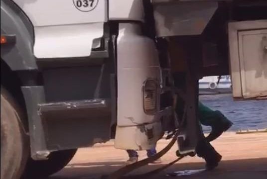 Vídeo: homem é esmagado por carreta em porto de Manaus