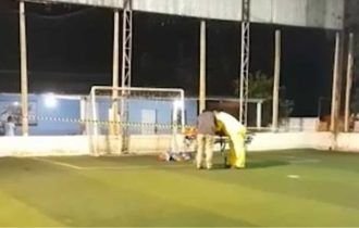 Vídeo: Menino morre após ser atingido por trave de futebol