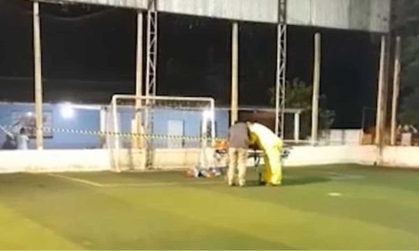 Vídeo: Menino morre após ser atingido por trave de futebol