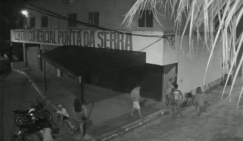 Vídeo: mulher desacordada é deixada na rua e estuprada por homem que passava