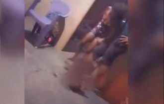 VÍDEO: mulher espanca bebê com chutes, tapas e ninguém o defende; assista