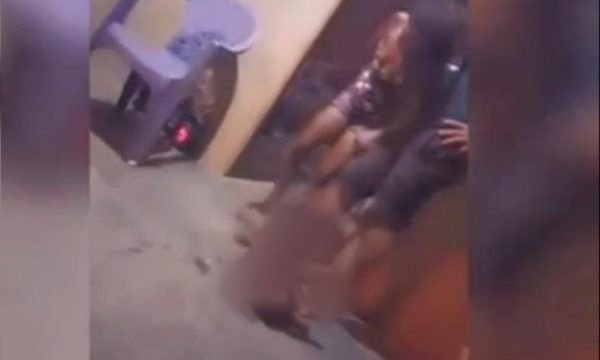 VÍDEO: mulher espanca bebê com chutes, tapas e ninguém o defende; assista