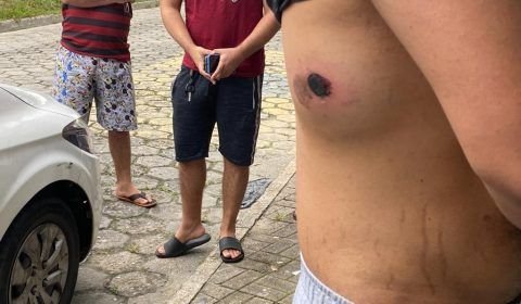 Vídeos: briga por causa de troco acaba em confusão entre motoristas e policiais