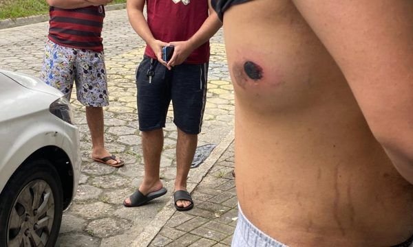 Vídeos: briga por causa de troco acaba em confusão entre motoristas e policiais