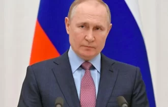 Vídeos de Putin com mãos trêmulas geram suspeitas de mal de Parkinson