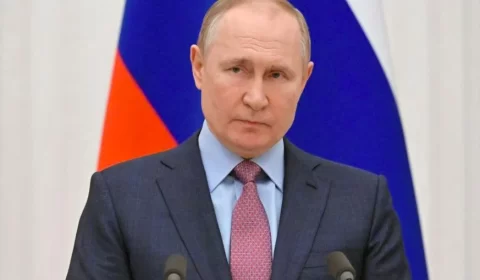 Vídeos de Putin com mãos trêmulas geram suspeitas de mal de Parkinson