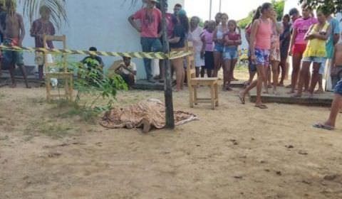 Homem sem braço m4ta amigo com barra de ferro