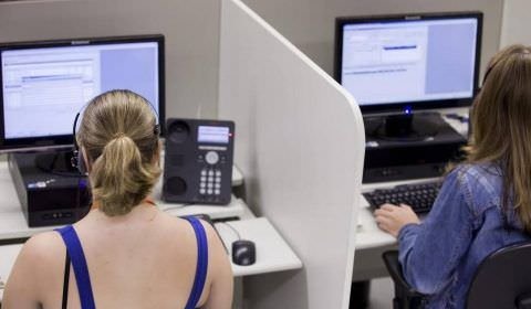 Após alegar doença, mulher é demitida por postar fotos em eventos