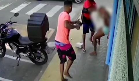 Vídeo mostra jovem sendo sequestrada pelo ‘tribunal do crime’