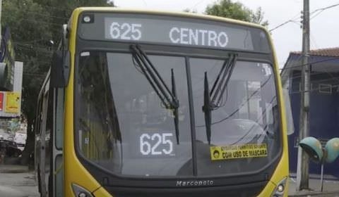 Dois homens armados com faca invadiram o coletivo e bastante agressivos, obrigaram todos a entregarem celulares e outros pertences.