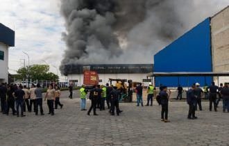 URGENTE: fábrica de papel pega fogo em Manaus; vídeo