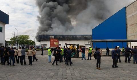 URGENTE: fábrica de papel pega fogo em Manaus; vídeo