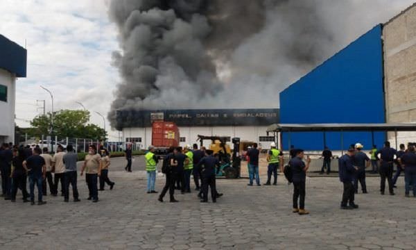 URGENTE: fábrica de papel pega fogo em Manaus; vídeo