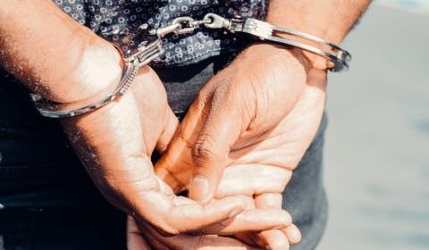 Mulher denuncia marido após descobrir que ele estuprava filhas em Manaus