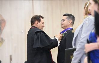 Prefeito David Almeida recebe 'Medalha do Mérito Eleitoral' do TRE-AM