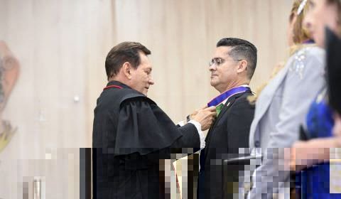 Prefeito David Almeida recebe 'Medalha do Mérito Eleitoral' do TRE-AM