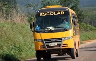 Acidente com ônibus escolar deixa estudante e motorista mortos