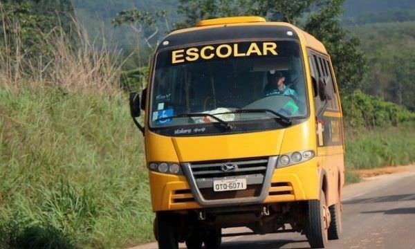 Acidente com ônibus escolar deixa estudante e motorista mortos