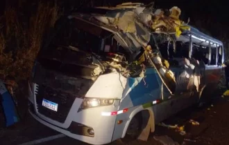 Acidente entre ônibus e carreta mata três pessoas e fere 13 no interior de MG
