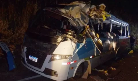 Acidente entre ônibus e carreta mata três pessoas e fere 13 no interior de MG