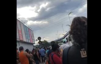 Acidente paralisa avenida e deixa passageiros sem ônibus em Manaus