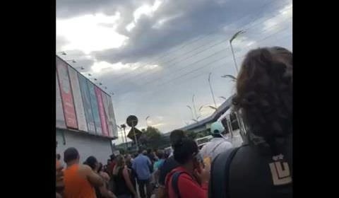Acidente paralisa avenida e deixa passageiros sem ônibus em Manaus
